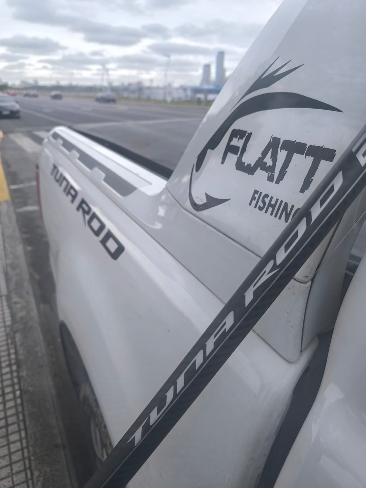 “Tuna Rod Flat: firmeza y control en cada lance.”