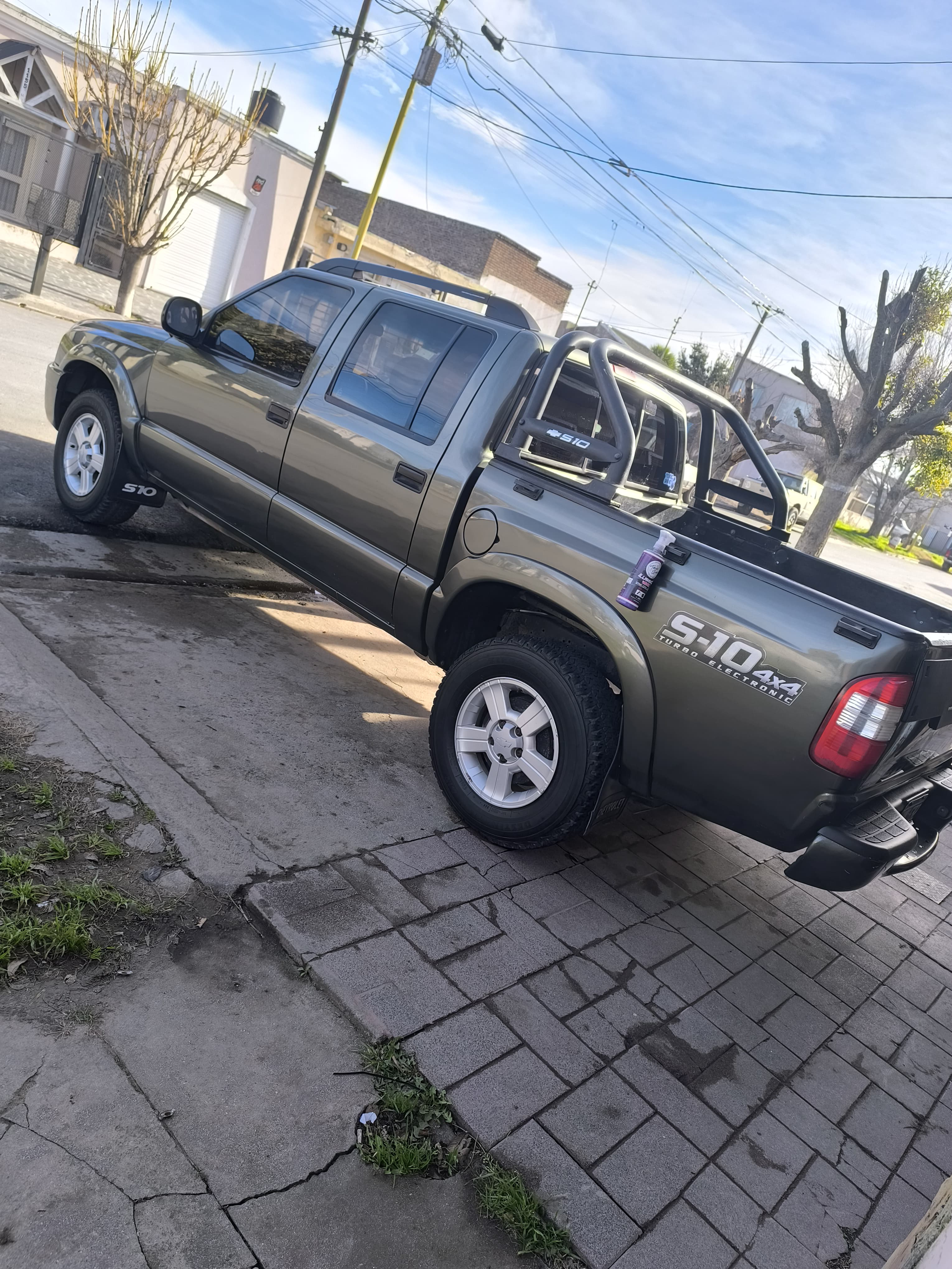 “Ilusión Wax: brillo espejo que protege tu camioneta.”